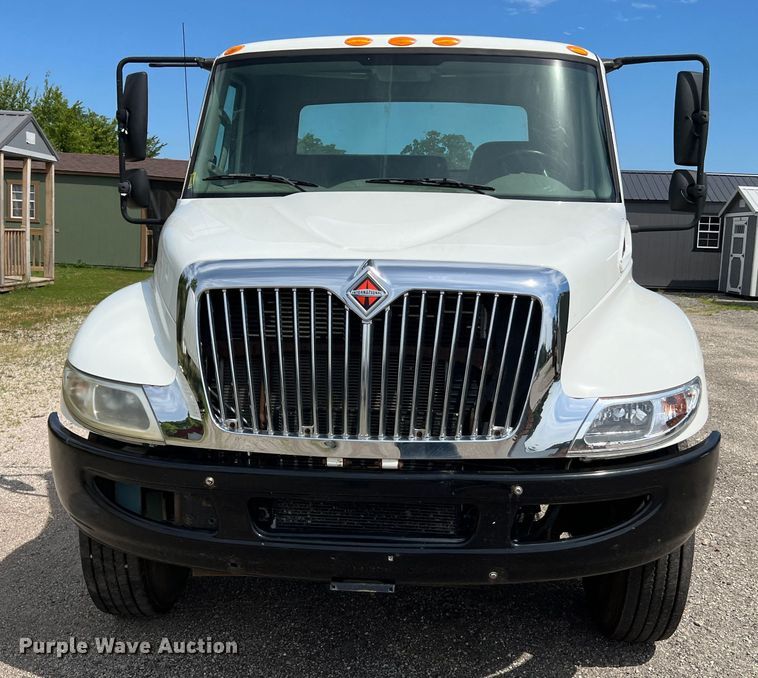 image for item JM9240 2013 International DuraStar 4300  truck cab and chassis