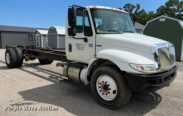 image for item JM9240 2013 International DuraStar 4300  truck cab and chassis