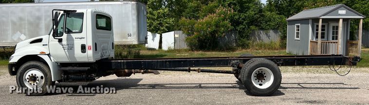 image for item JM9240 2013 International DuraStar 4300  truck cab and chassis