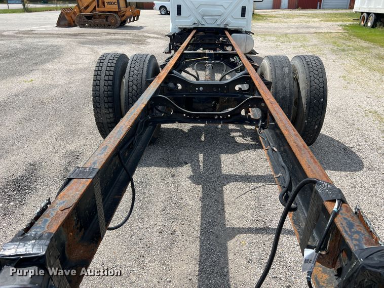 image for item JM9240 2013 International DuraStar 4300  truck cab and chassis