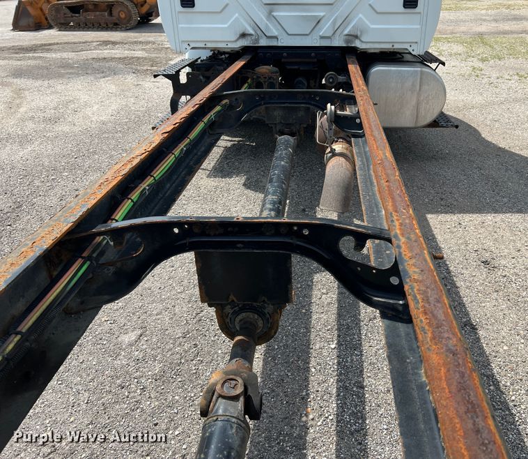 image for item JM9240 2013 International DuraStar 4300  truck cab and chassis