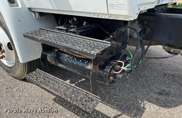 image for item JM9240 2013 International DuraStar 4300  truck cab and chassis