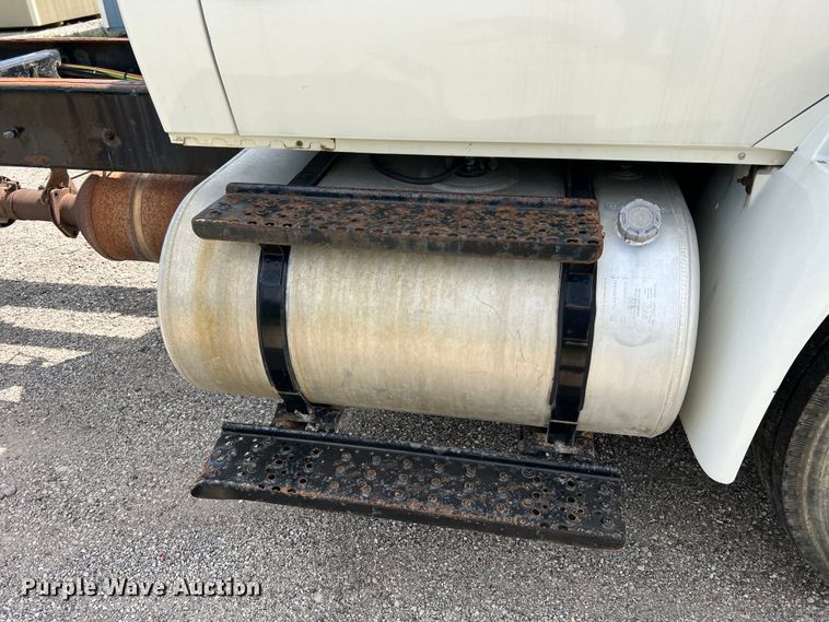 image for item JM9240 2013 International DuraStar 4300  truck cab and chassis