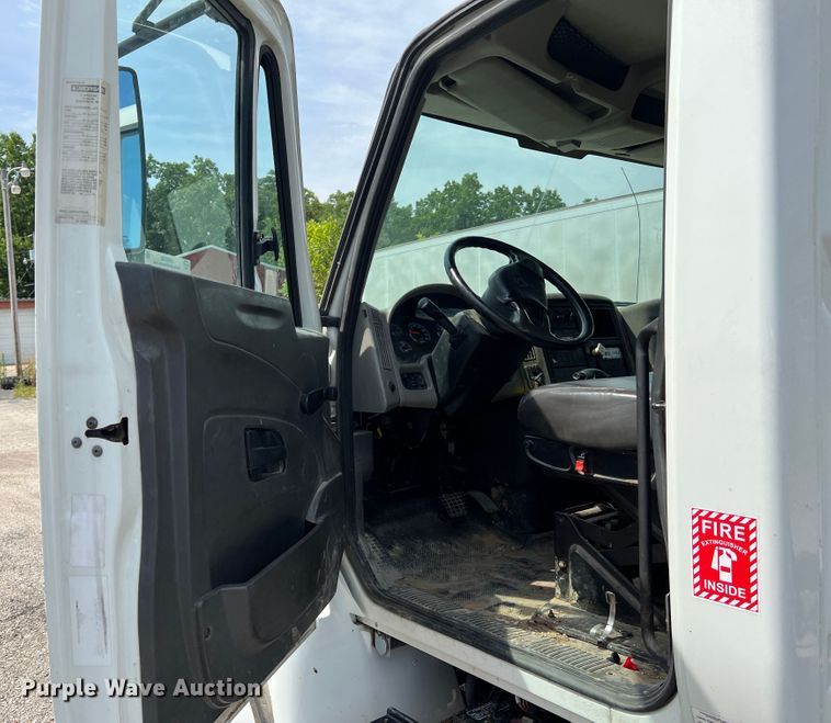 image for item JM9240 2013 International DuraStar 4300  truck cab and chassis