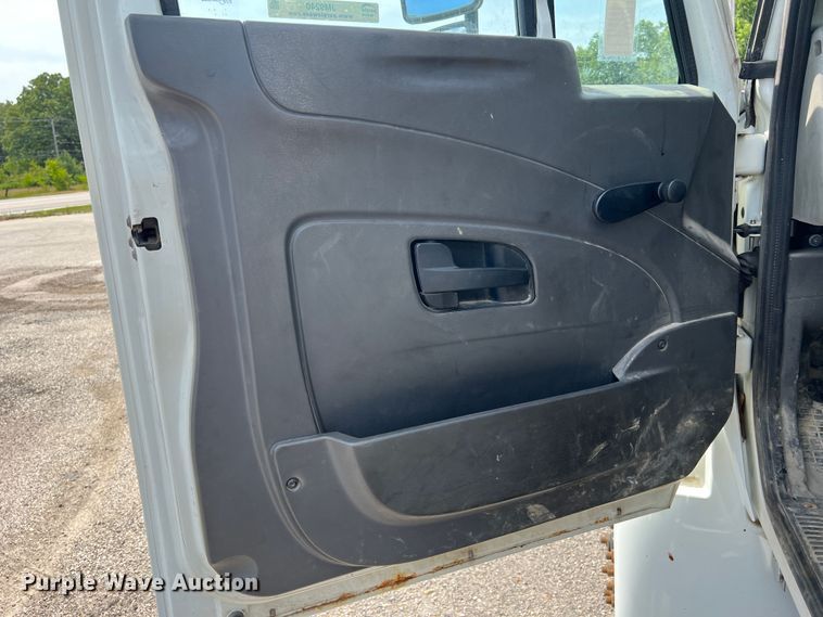 image for item JM9240 2013 International DuraStar 4300  truck cab and chassis