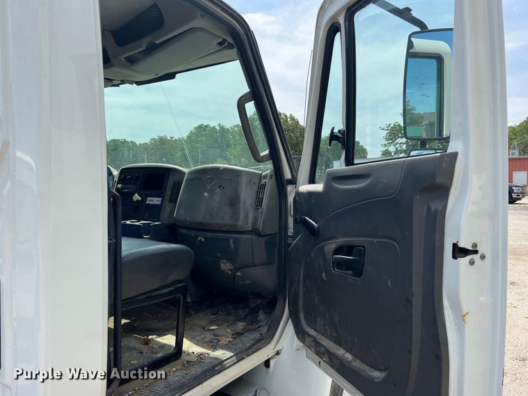 image for item JM9240 2013 International DuraStar 4300  truck cab and chassis