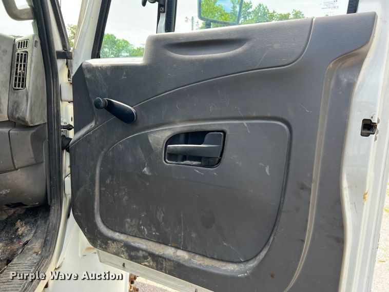 image for item JM9240 2013 International DuraStar 4300  truck cab and chassis