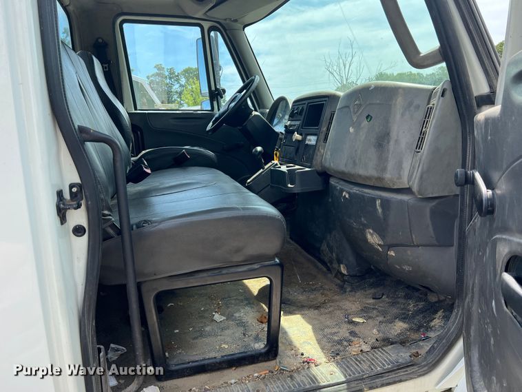 image for item JM9240 2013 International DuraStar 4300  truck cab and chassis