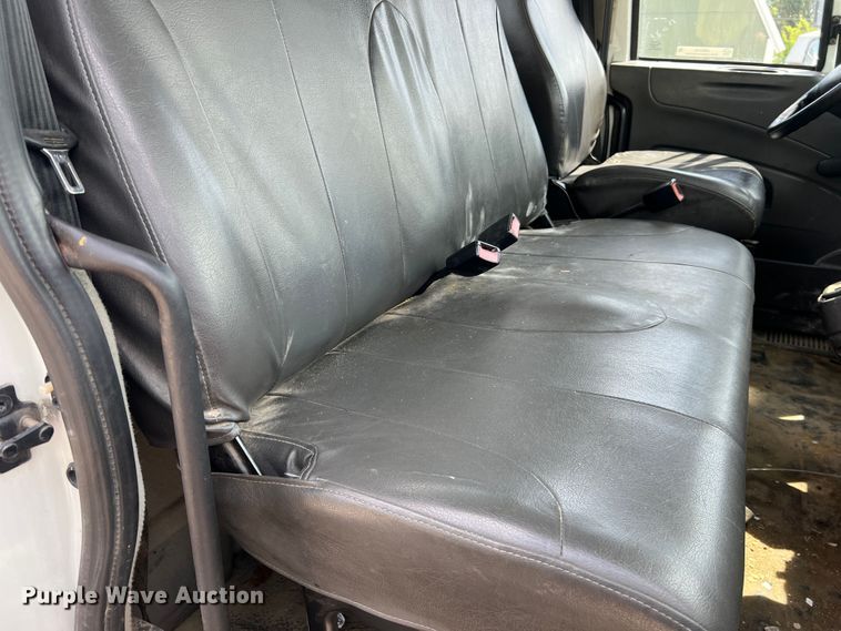 image for item JM9240 2013 International DuraStar 4300  truck cab and chassis