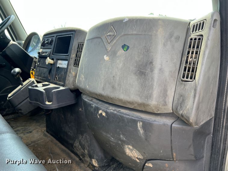 image for item JM9240 2013 International DuraStar 4300  truck cab and chassis