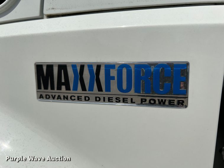 image for item JM9240 2013 International DuraStar 4300  truck cab and chassis