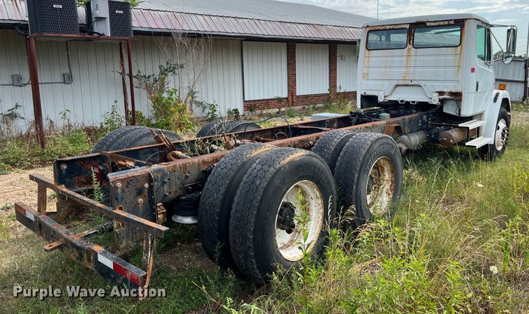 image for item JM9245 2000 Freightliner FL80  truck cab and chassis