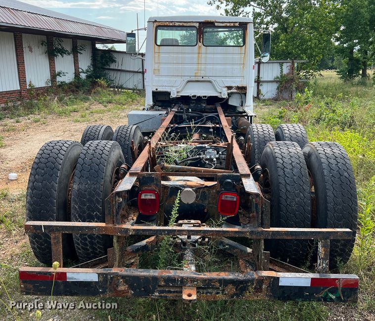 image for item JM9245 2000 Freightliner FL80  truck cab and chassis