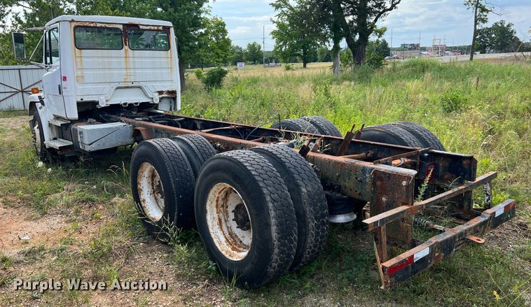 image for item JM9245 2000 Freightliner FL80  truck cab and chassis