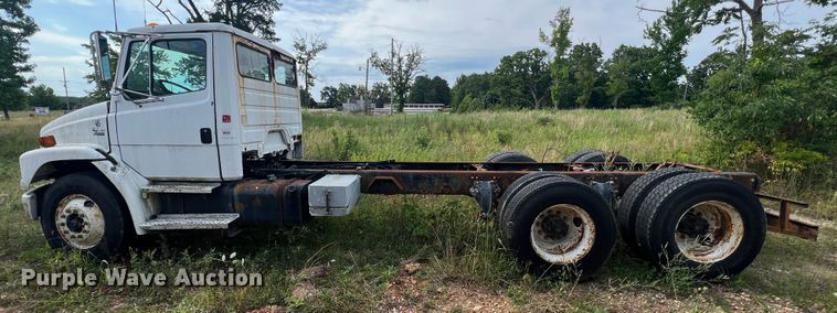 image for item JM9245 2000 Freightliner FL80  truck cab and chassis