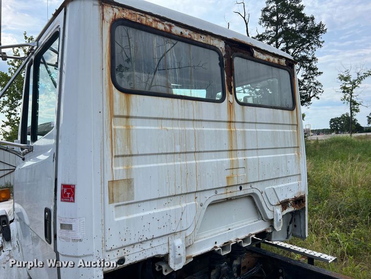 image for item JM9245 2000 Freightliner FL80  truck cab and chassis