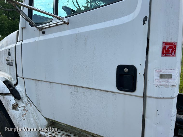 image for item JM9245 2000 Freightliner FL80  truck cab and chassis