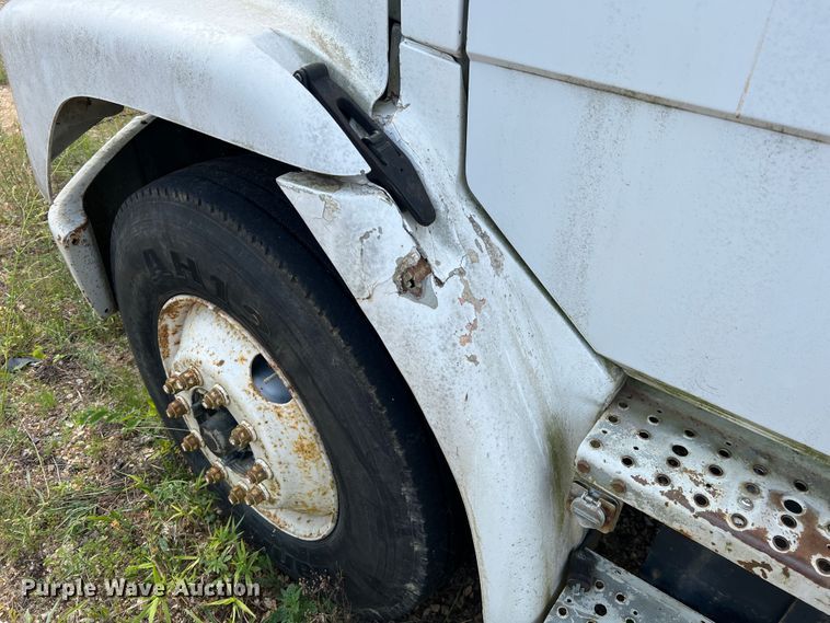 image for item JM9245 2000 Freightliner FL80  truck cab and chassis