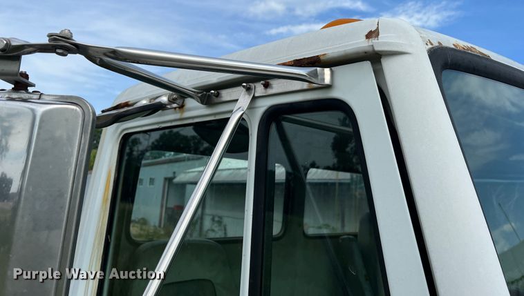 image for item JM9245 2000 Freightliner FL80  truck cab and chassis