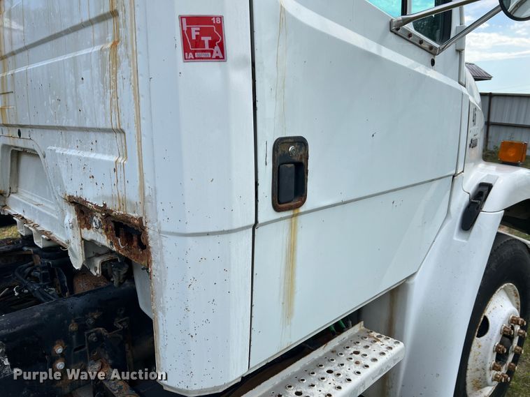 image for item JM9245 2000 Freightliner FL80  truck cab and chassis