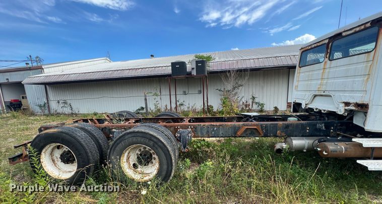 image for item JM9245 2000 Freightliner FL80  truck cab and chassis