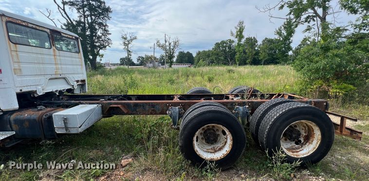 image for item JM9245 2000 Freightliner FL80  truck cab and chassis