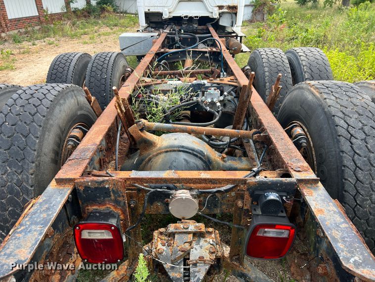 image for item JM9245 2000 Freightliner FL80  truck cab and chassis