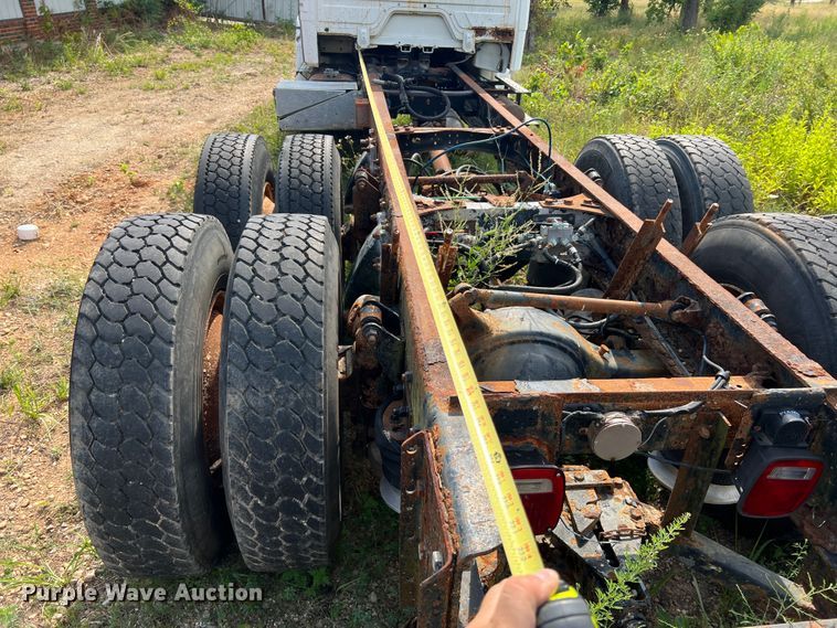 image for item JM9245 2000 Freightliner FL80  truck cab and chassis