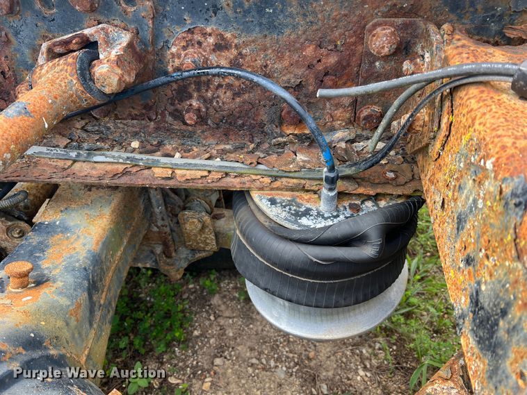 image for item JM9245 2000 Freightliner FL80  truck cab and chassis