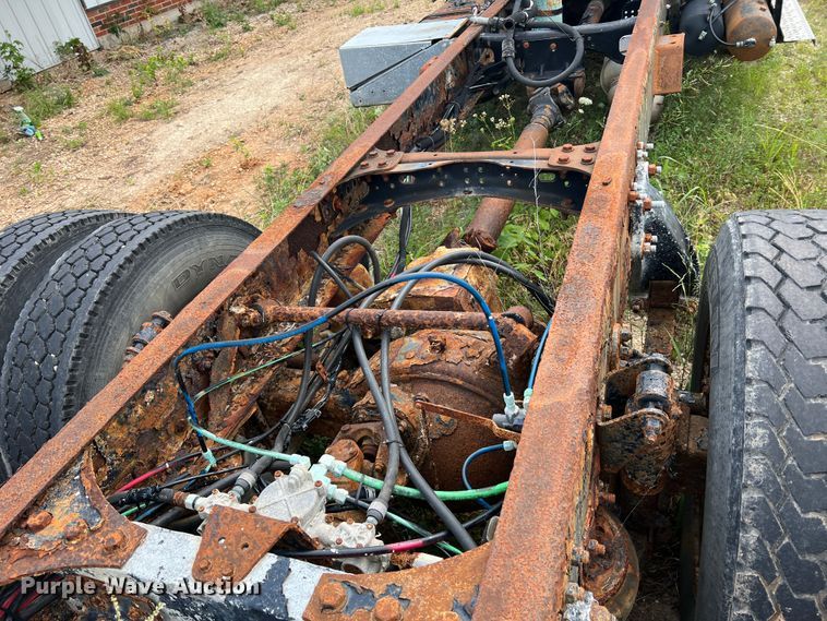 image for item JM9245 2000 Freightliner FL80  truck cab and chassis