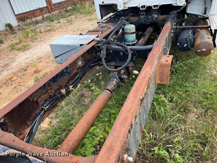 image for item JM9245 2000 Freightliner FL80  truck cab and chassis