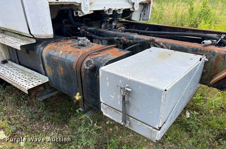 image for item JM9245 2000 Freightliner FL80  truck cab and chassis