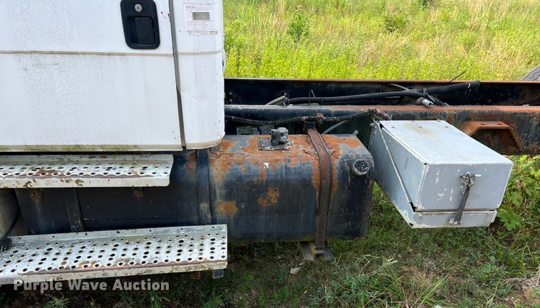 image for item JM9245 2000 Freightliner FL80  truck cab and chassis