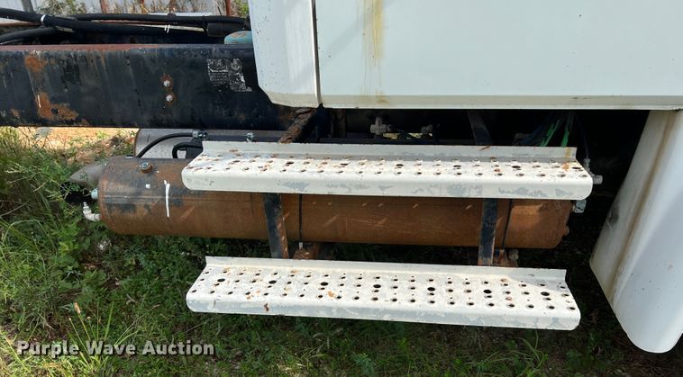 image for item JM9245 2000 Freightliner FL80  truck cab and chassis