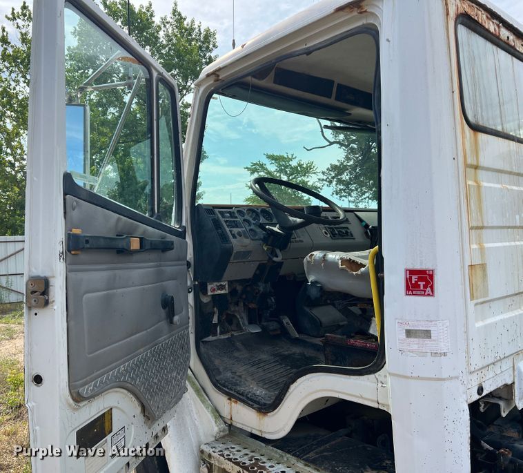 image for item JM9245 2000 Freightliner FL80  truck cab and chassis