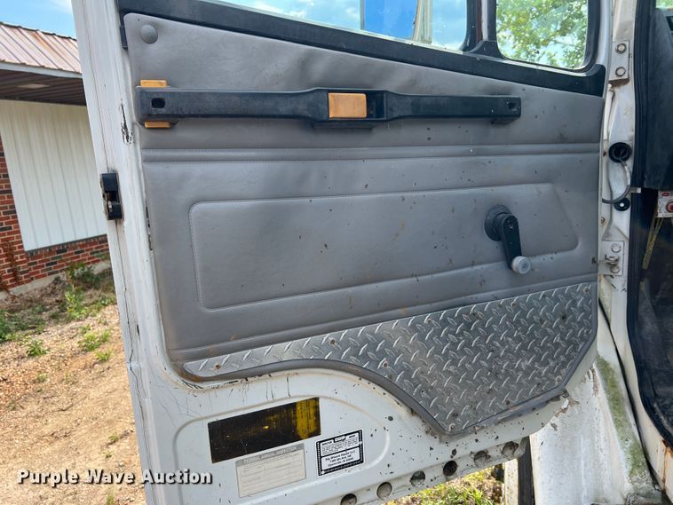 image for item JM9245 2000 Freightliner FL80  truck cab and chassis