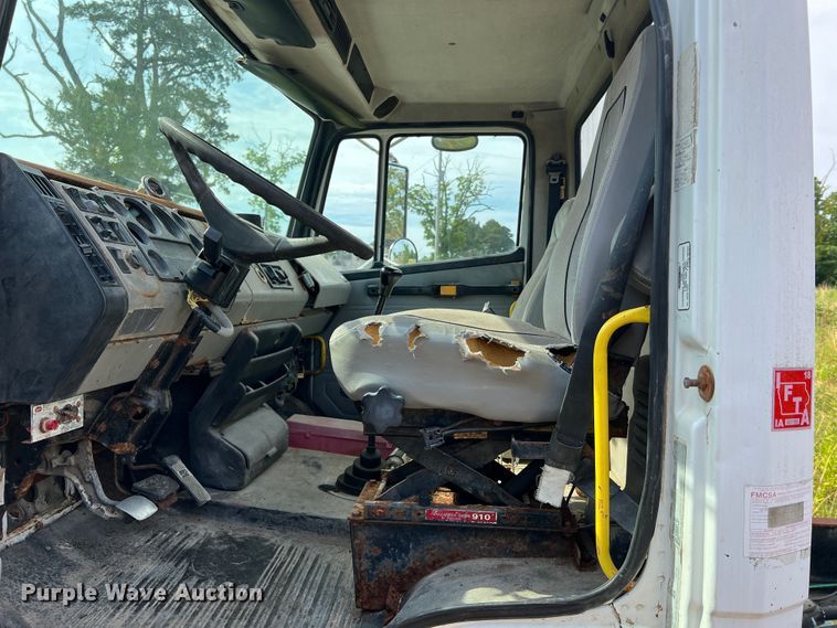 image for item JM9245 2000 Freightliner FL80  truck cab and chassis