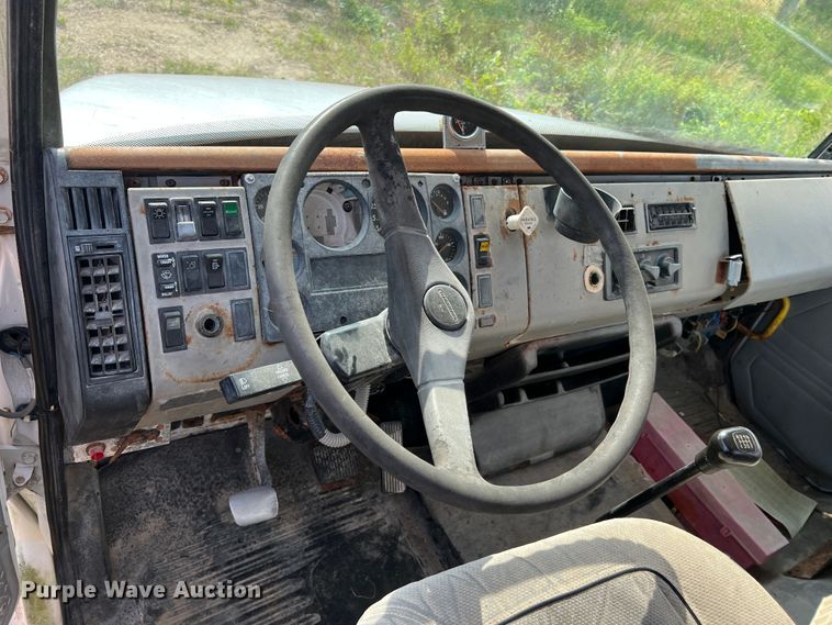 image for item JM9245 2000 Freightliner FL80  truck cab and chassis