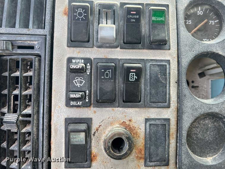 image for item JM9245 2000 Freightliner FL80  truck cab and chassis