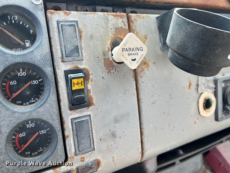 image for item JM9245 2000 Freightliner FL80  truck cab and chassis