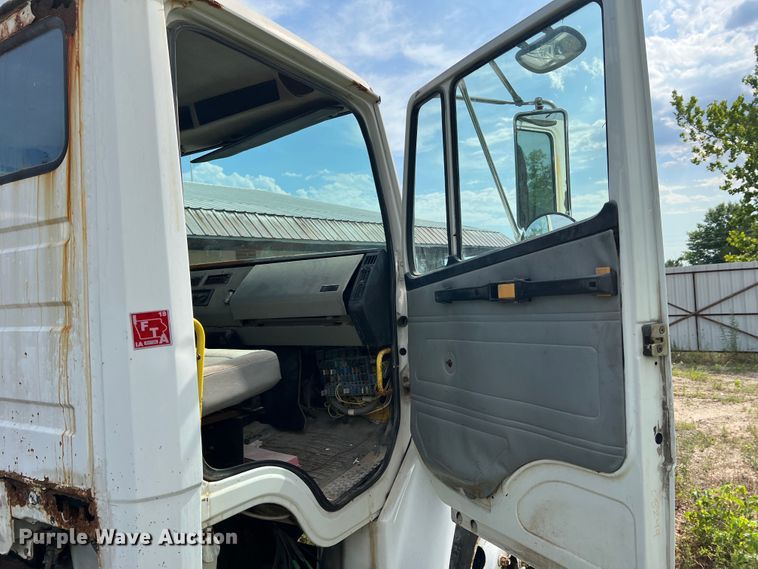 image for item JM9245 2000 Freightliner FL80  truck cab and chassis