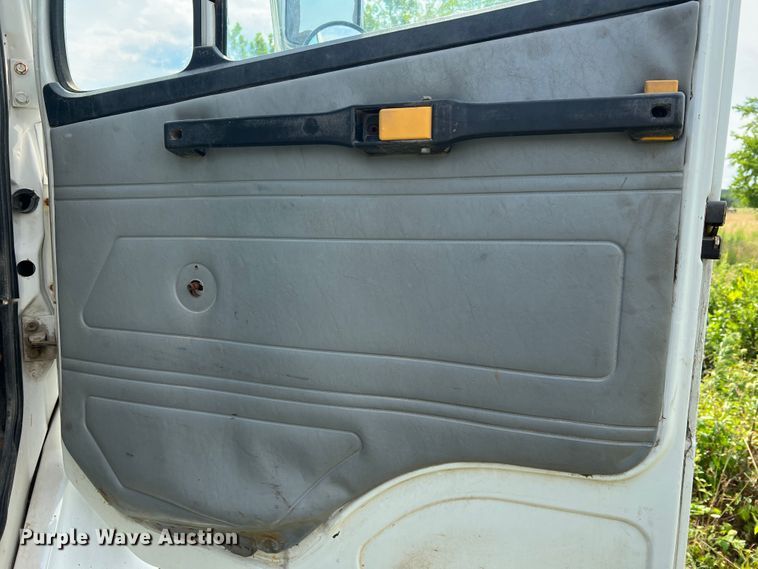 image for item JM9245 2000 Freightliner FL80  truck cab and chassis