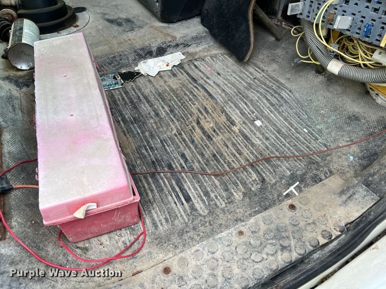 image for item JM9245 2000 Freightliner FL80  truck cab and chassis