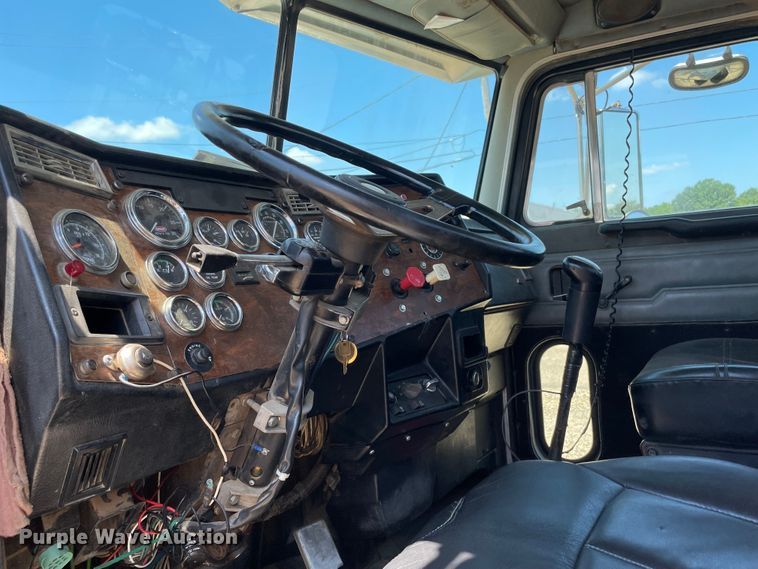 image for item KJ9793 1998 Peterbilt 379  semi truck