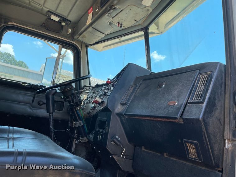 image for item KJ9793 1998 Peterbilt 379  semi truck