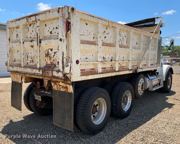 image for item KJ9796 2001 Freightliner FLD  dump truck