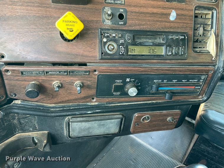 image for item KJ9796 2001 Freightliner FLD  dump truck