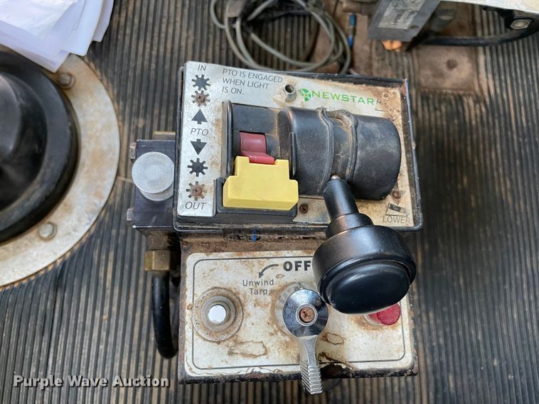 image for item KJ9796 2001 Freightliner FLD  dump truck