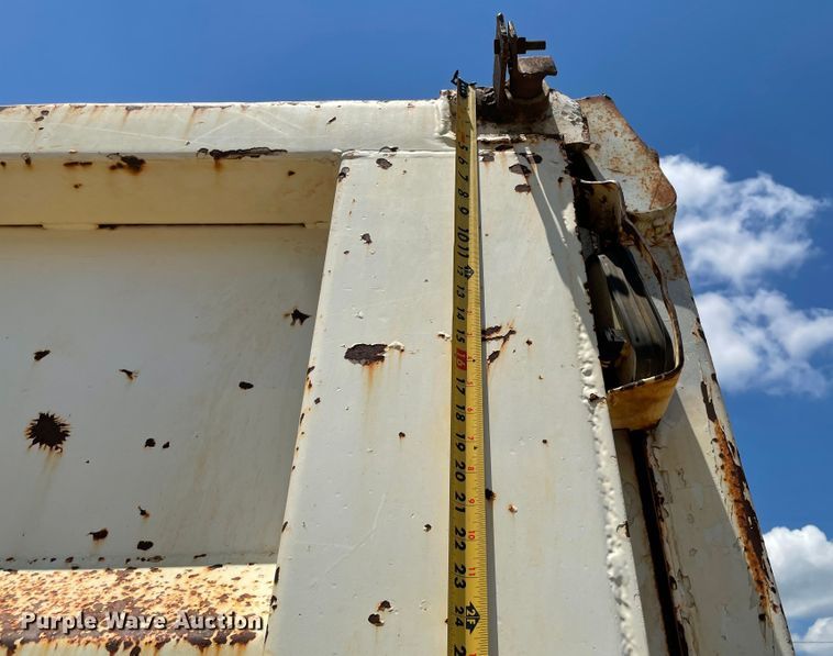 image for item KJ9796 2001 Freightliner FLD  dump truck