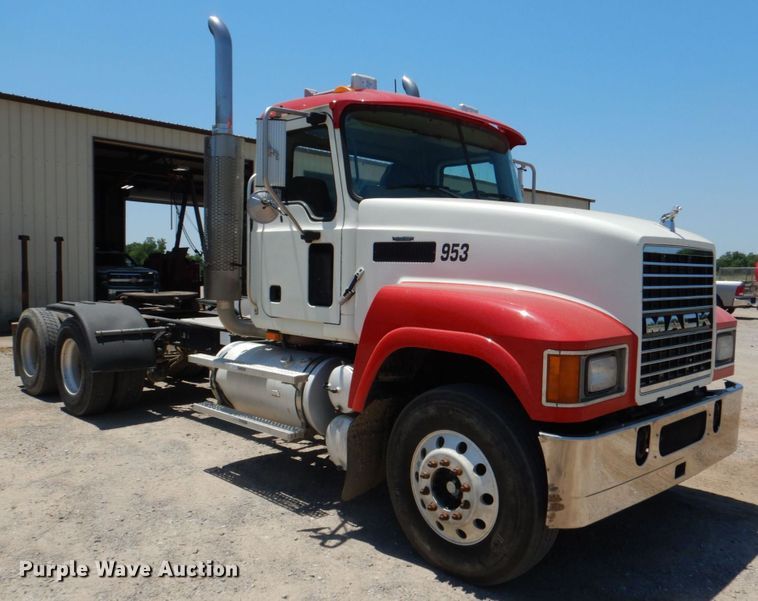 image for item KJ9866 2007 Mack CHN613  semi truck